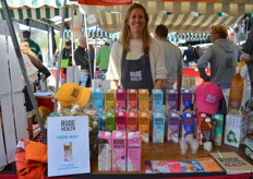 Karlijn Audenaerde naast de kleurrijke verpakkingen van Rude Health. 